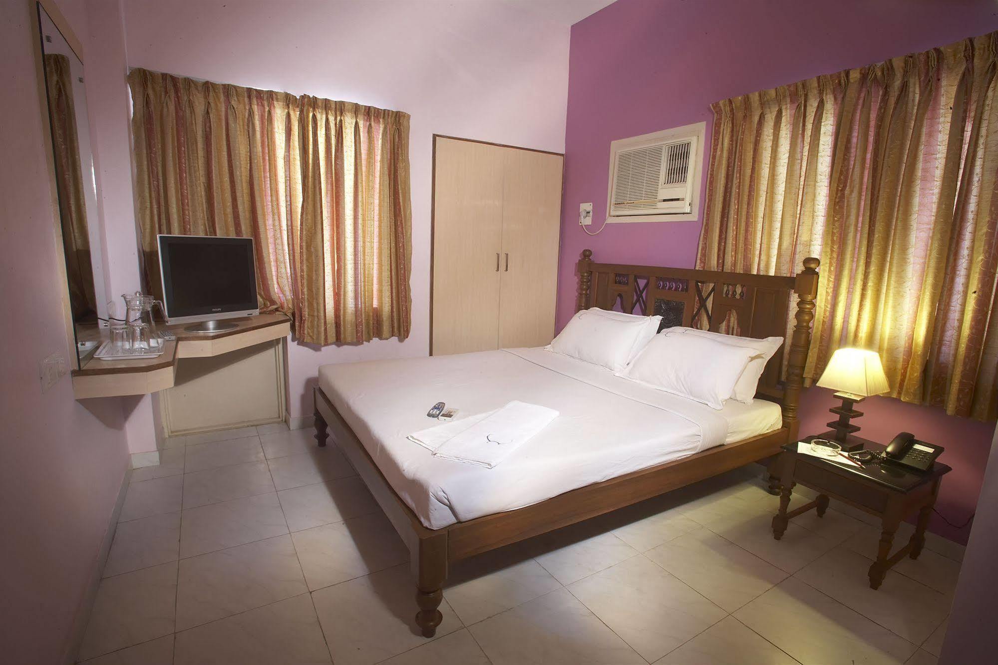 Hotel Crescent Inn Ченнаї Екстер'єр фото