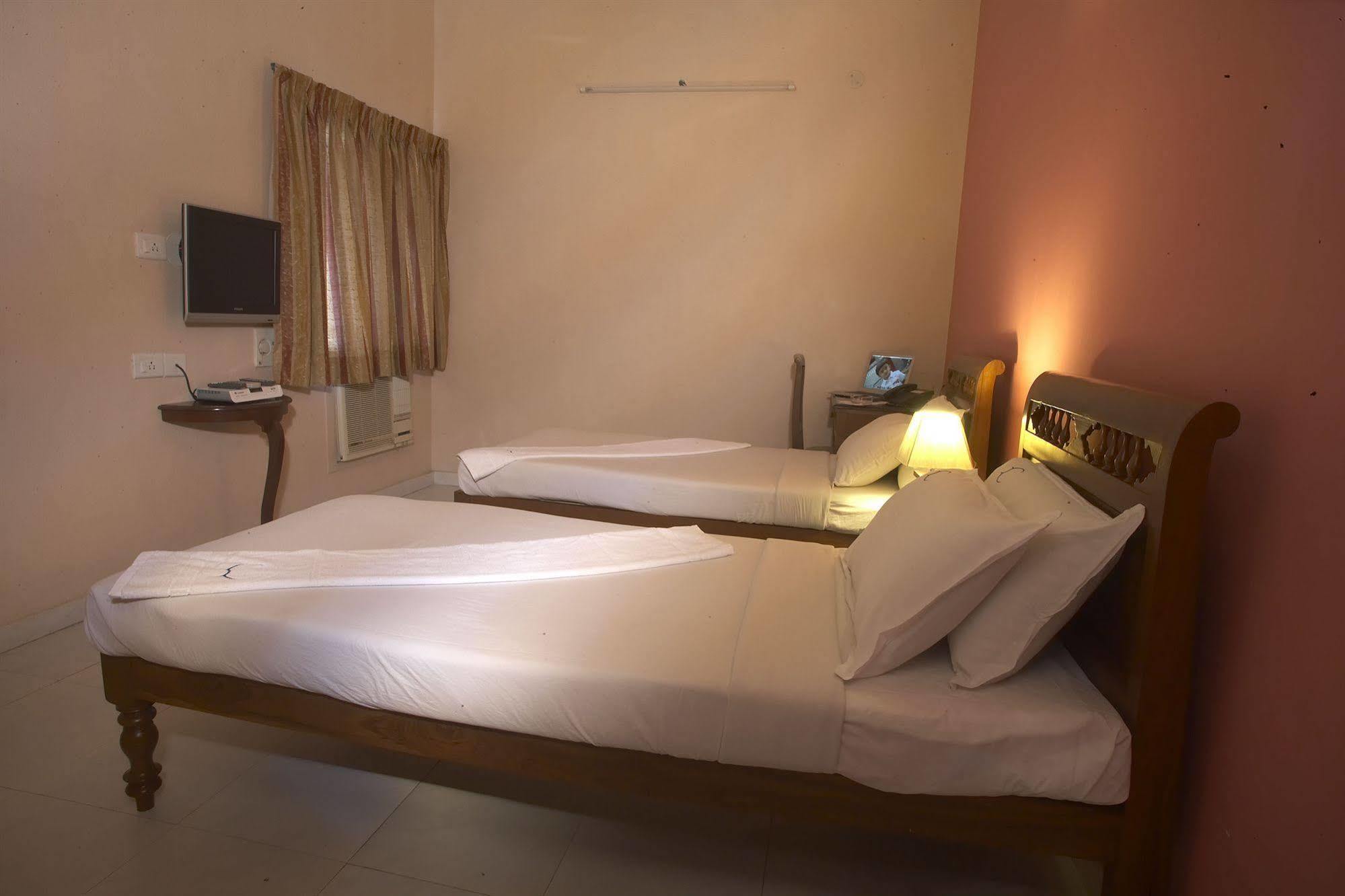 Hotel Crescent Inn Ченнаї Екстер'єр фото