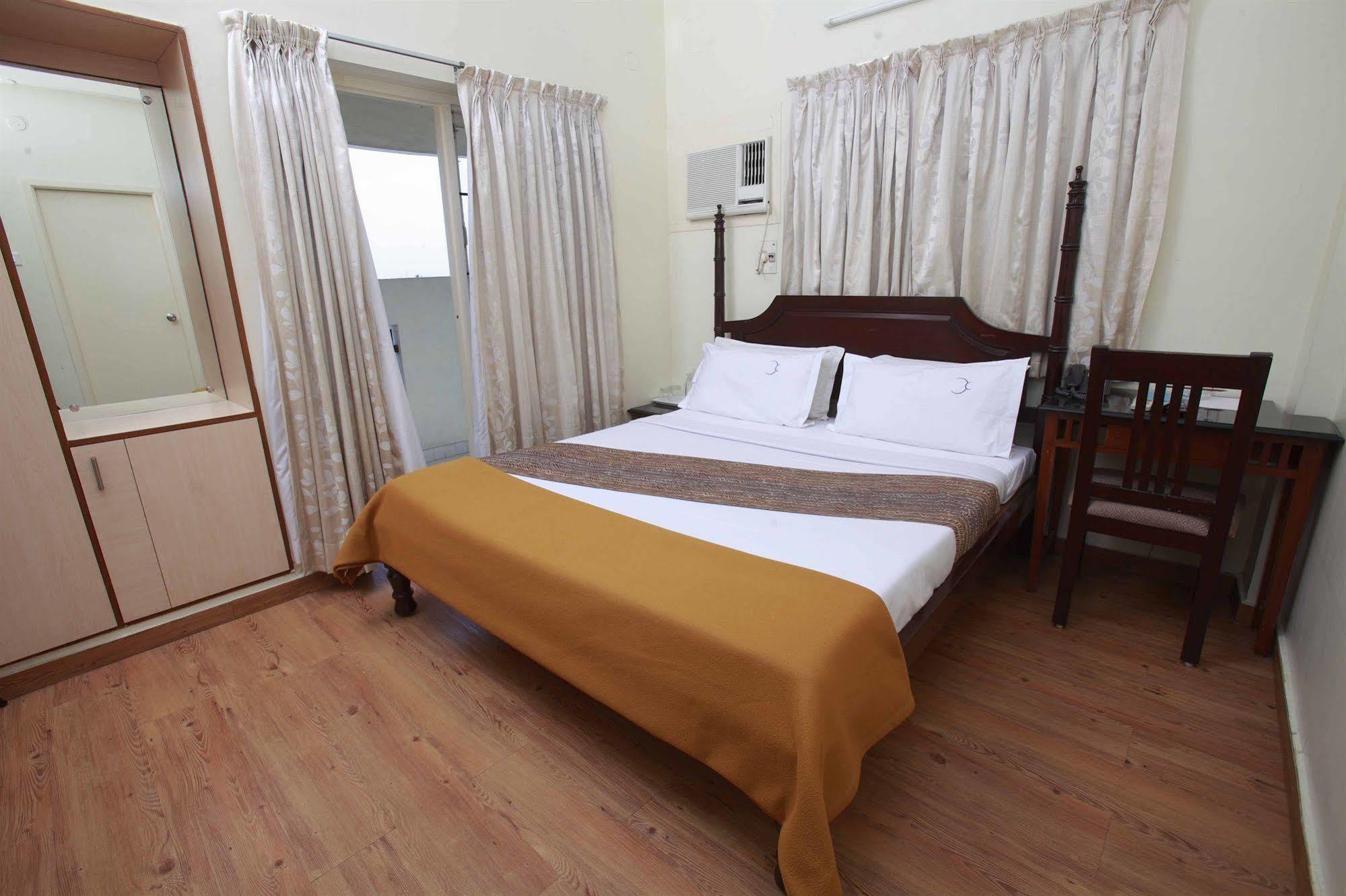 Hotel Crescent Inn Ченнаї Екстер'єр фото